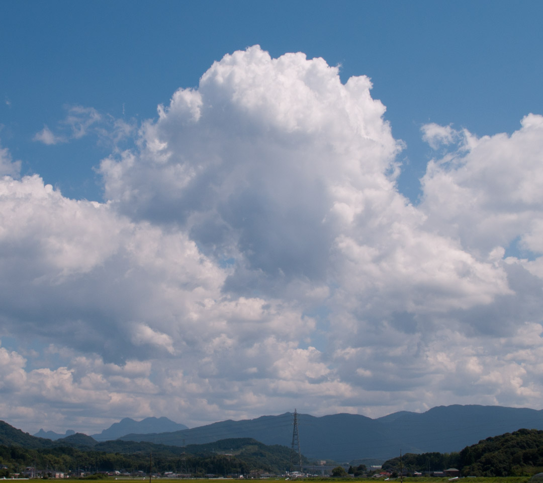 夏の雲 山と入道雲 スマートフォン用 待受け 壁紙 1080 960 Android向け