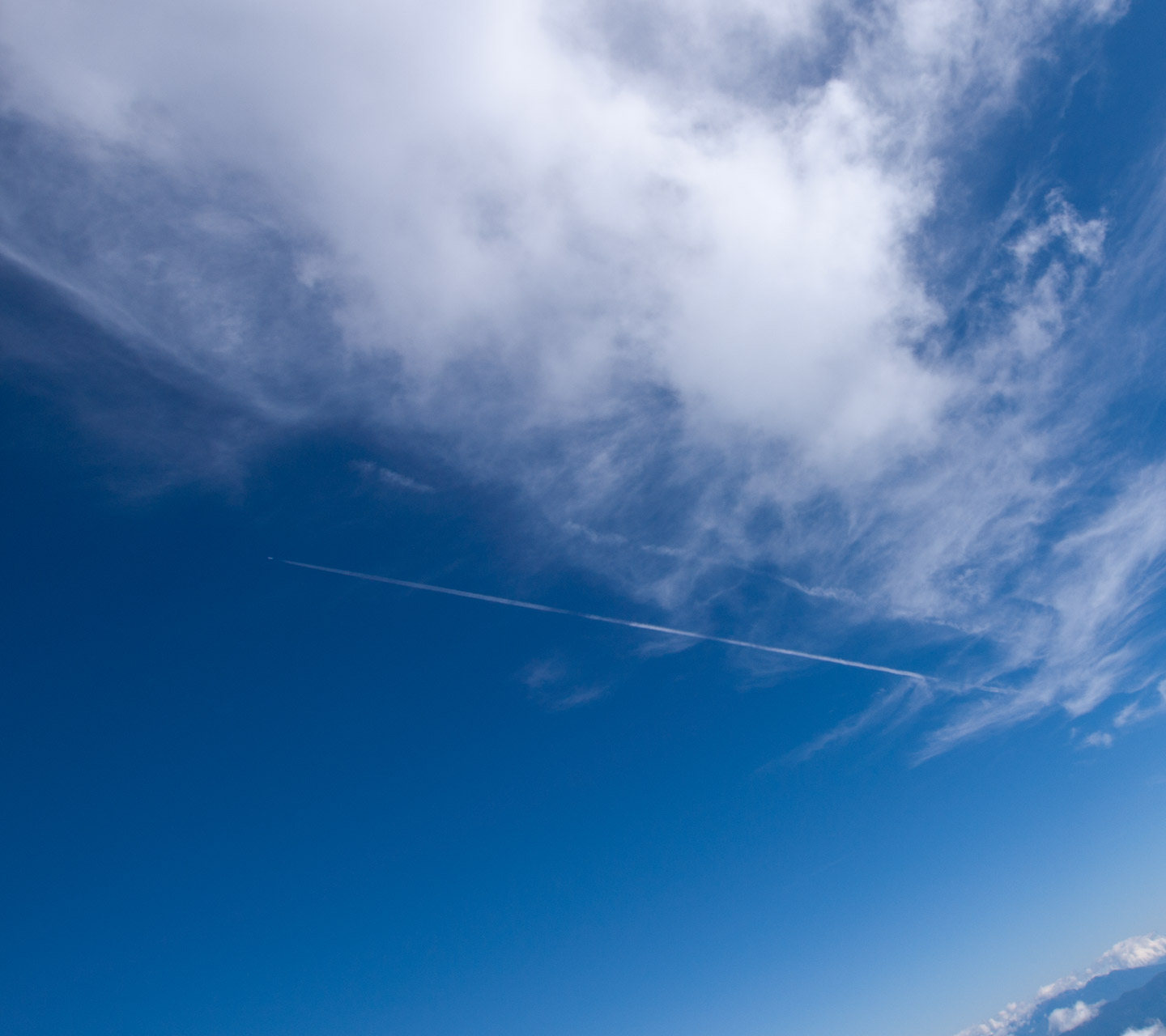 飛行機雲と秋の雲 スマートフォン用 待受け 壁紙 1440 1280 Android向け