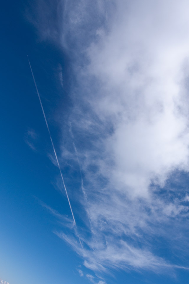 飛行機雲と秋の雲 スマートフォン用 待受け 壁紙 640 960 Iphone向け