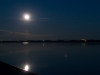 月明かりの月と池の景色