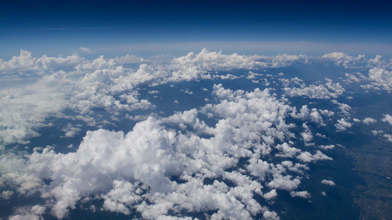 高度１万メートルから見る積乱雲のデスクトップ壁紙 ワイド画面 1366 768