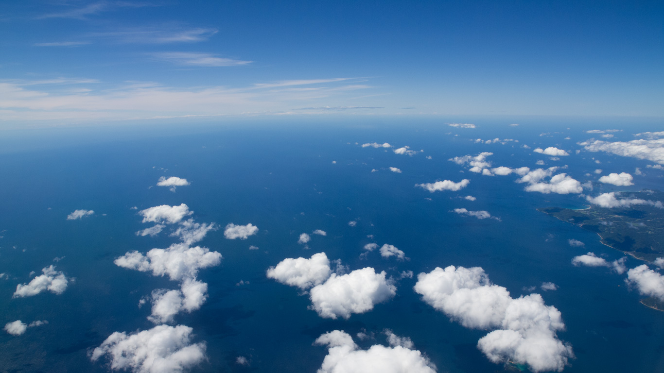 青い空と青い海 わた雲のデスクトップ壁紙 ワイド画面 1366 768
