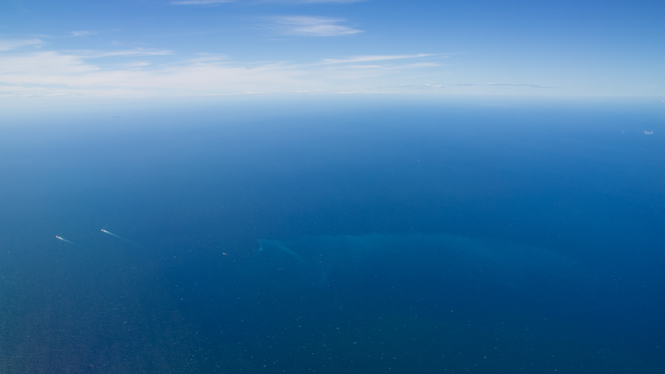 青い空と青い海のデスクトップ壁紙 ワイド画面 1366 768