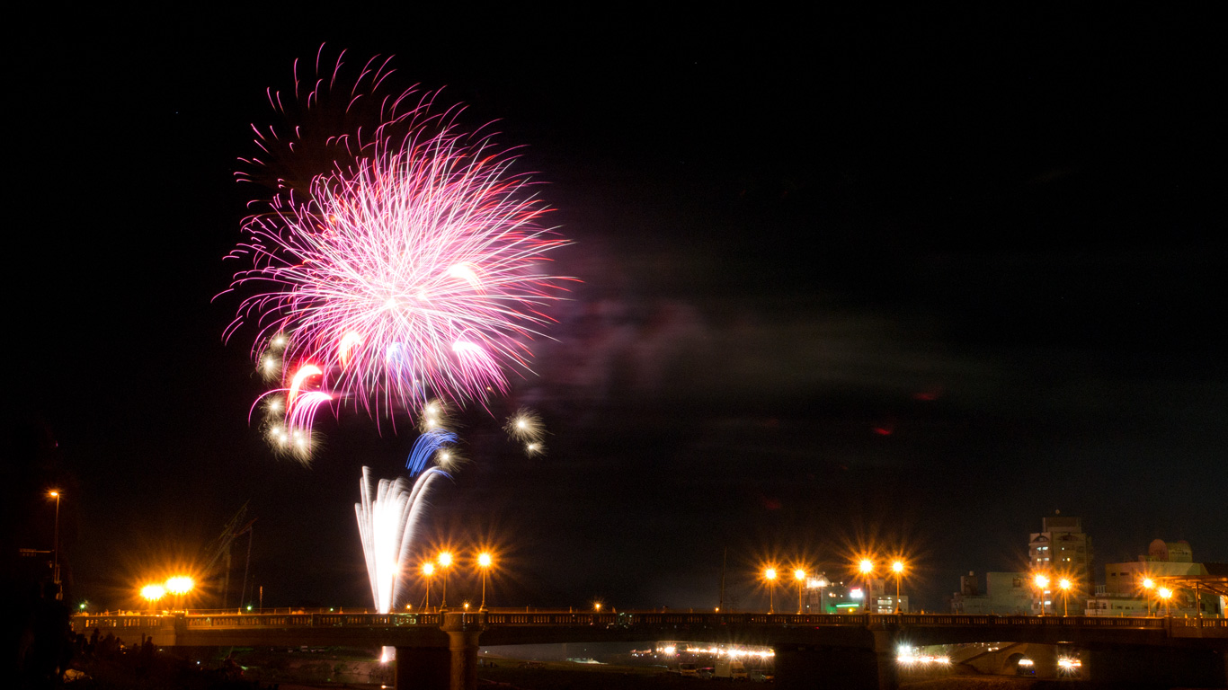 夏の風物詩 打ち上げ花火のデスクトップ壁紙 ワイド画面 1366 768