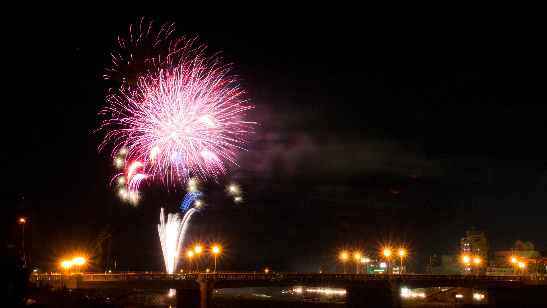 夏の風物詩 打ち上げ花火のデスクトップ壁紙 ワイド画面 19 1080