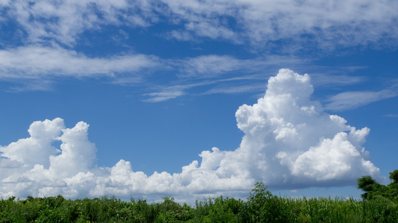 夏の風物詩 青空に入道雲 積乱雲 のデスクトップ壁紙 ワイド画面 1366 768